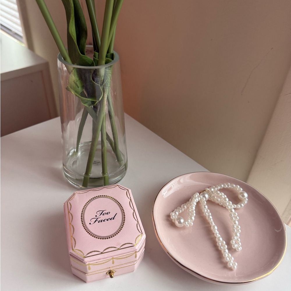 Too Faced Diamond Light Highlighter - White and Silver - Picture 3 of 11